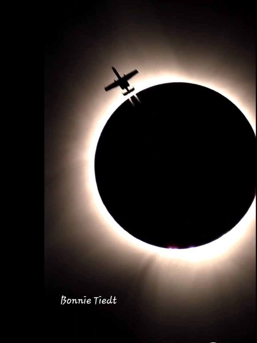 Easily the best image from the solar eclipse! #WarthogWednesday #aviation