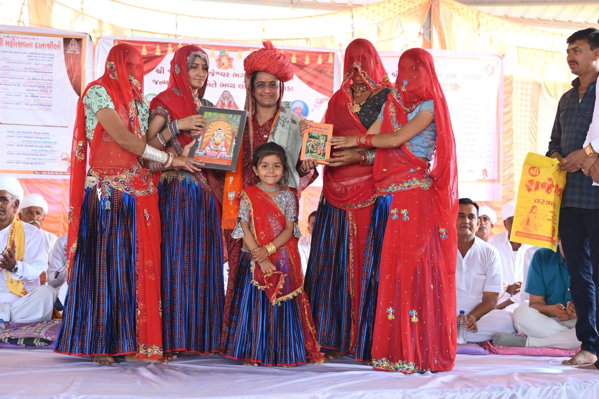 iRekhachaudhari's tweet photo. સંત શ્રી રાજારામ સેવા ટ્રસ્ટ, ચાંગડા દ્વારા શ્રી ૧૦૦૮ શ્રી રાજેશ્વર ભગવાનની ૧૪૨ મી જન્મજયંતિ નિમિતે આયોજિત ભવ્ય લોકમેળોમાં ઉપસ્થિત રહીને પરમ પૂજ્ય સાધુ સંતોના આશીર્વાદ લીધા.

આ પાવન પ્રસંગે સર્વે શ્રદ્ધાળુઓ સાથે મોદી સરકારે જનકલ્યાણ અને રાષ્ટ્રહિતમાં કરેલા કાર્યો સંદર્ભે સંવાદ કર્યો અને સો ટકા મતદાન ભાજપ તરફી કરી ૪૦૦ પારના સંકલ્પને મજબૂત કરવાનો અનુરોધ કર્યો.

#bjp #AbkiBar400Par #narendramodi #drrekhabenchaudhari