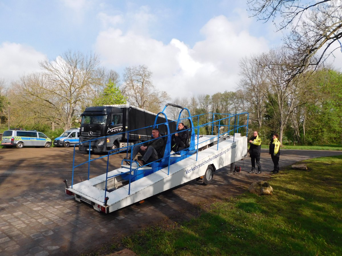 Den Güterverkehr im Blick; Eindrücke einer Kontrolle in Welbsleben, Stadt Arnstein unter dem Motto #sichermobilleben. Kontrollierte Trucker konnten sich über Auswirkungen des Nichtanlegens des Sicherheitsgurts informieren. Alle waren überrascht und konnten sensibilisiert werden.