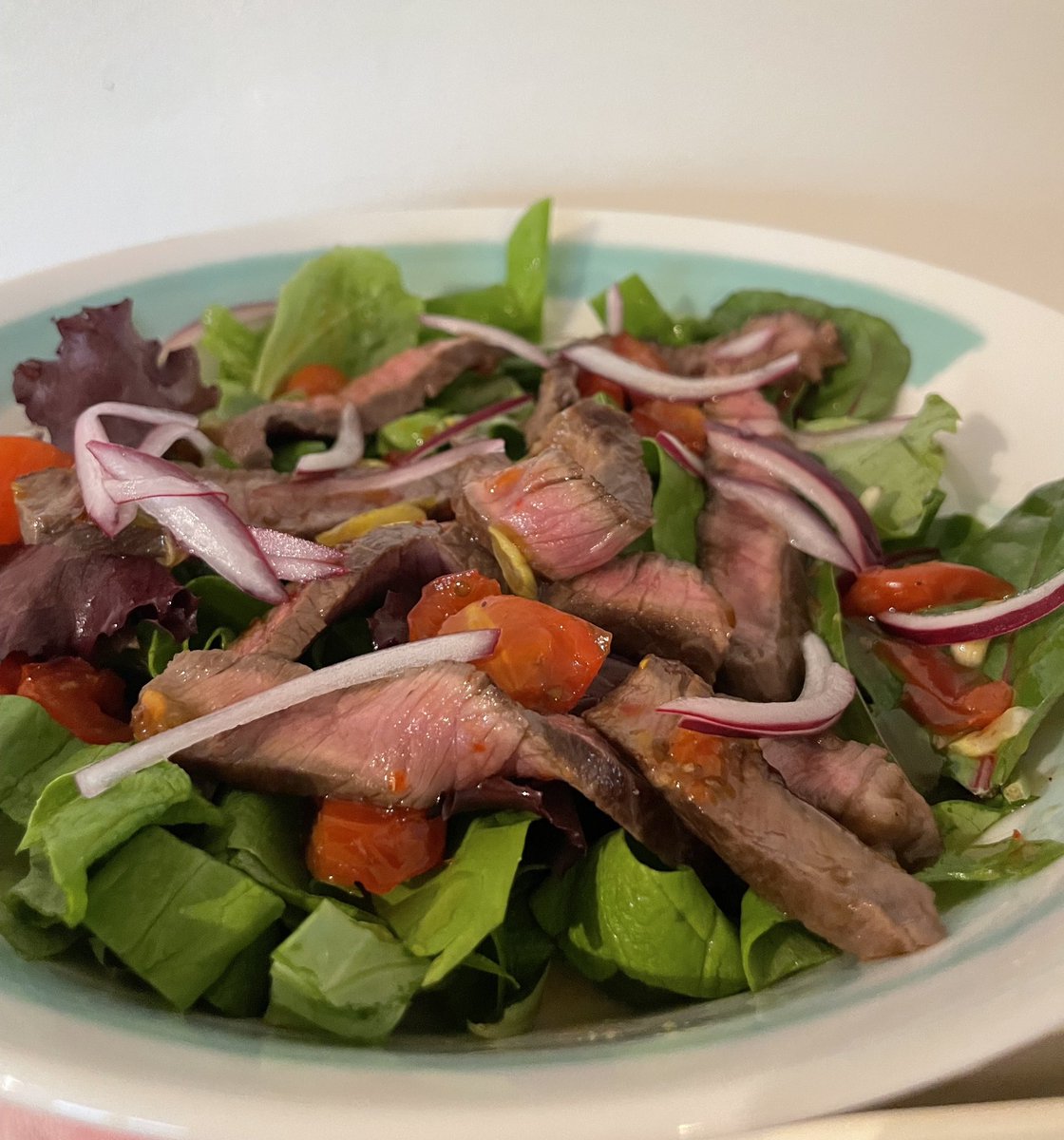 Felt inspired following the @AHDB_BeefLamb #GreatBritishBesfWeek24 event yesterday and bought a few bits from the @deersbrookfarm farm shop - so it’s steak salad for lunch! 🥗 🥩 with on trend pickled onions 🧅