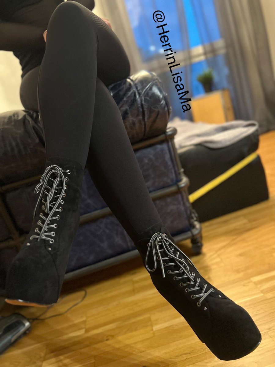 Die Lieblingsperspektive von euch Losern😌 wenn ihr brav seit ,lass ich euch sogar zu mir aufschauen… bin ich nicht Gütig?!😏 Und nun drück ab für diesen Anblick! 💸#findom #fendom #heels #leggings #loser #zahlschwein #cashandgo #livesession