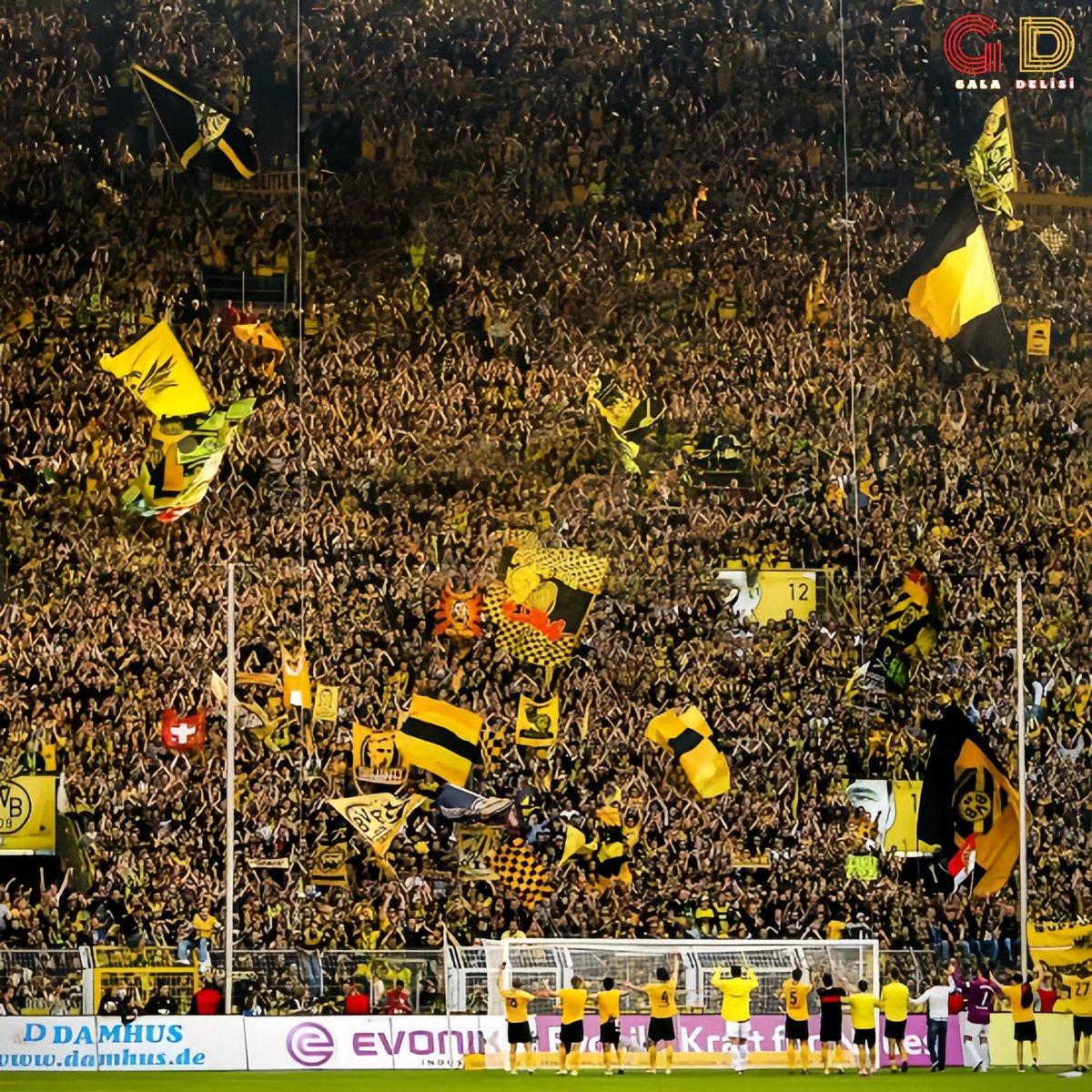 Dortmund'un 'Sarı Duvar'ı 🟨

Stadımız için uygunsa kale arkasındaki koltuklar sökülerek bu düzene geçilmeli.
Kapasitesinin artması, gelirin artması ve atmosferin bambaşka bir boyuta taşınması demektir.

Cehennem bambaşka şekle bürünür.

Galatasarayımız için 'Kırmızı Duvar' 🟥