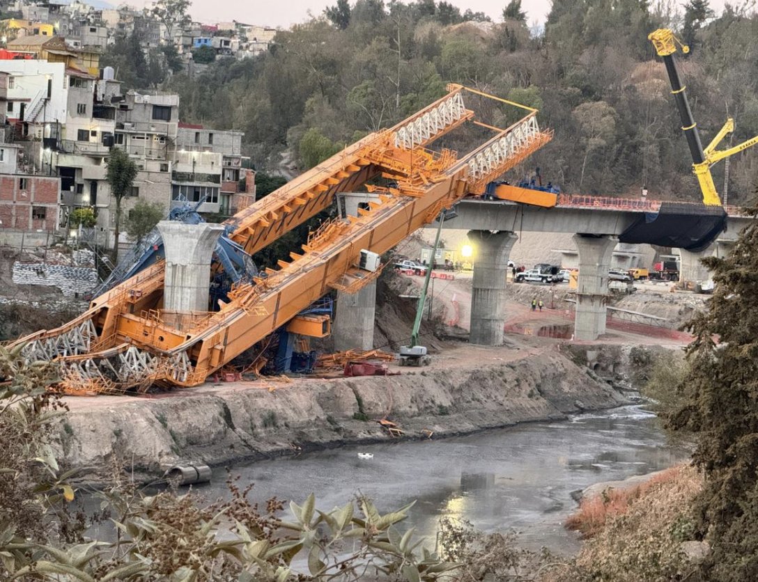 lopezdoriga's tweet photo. No es broma. Una lanzadora de dovelas del Tren Interurbano se desplomó en la zona de la Presa Tacubaya en Álvaro Obregón, CDMX. Se calcula pesa 800 toneladas.

Vía @luismiguelbaraa https://t.co/2EKbuVTlvU