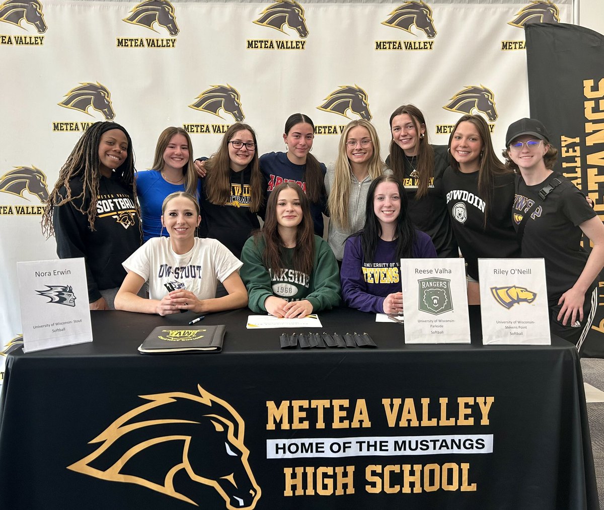 Congrats to 3 of our softball players for signing to play athletics at the next level today!
Reese Valha-Wisconsin Parkside
Riley O’Neill- Wisconsin Steven’s Point
Nora Erwin- Wisconsin Stout

We wish you the best and can’t wait to see all your future successes!