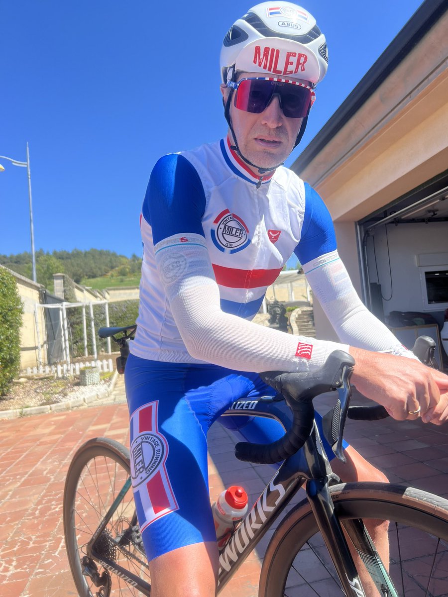 Delapuentejor's tweet photo. ¡Qué día más asqueroso en León!
Aire de cara a la ida, aire de cara a la vuelta 🙈
El "Recovery Ride" se me hizo bola 😂😂😂
#miercolescontodo
#RecoveryRide
#ropamiler
#milervintage_jorge
#milerstyle🔴⚪️🔵 https://t.co/7gPhCyWSoO