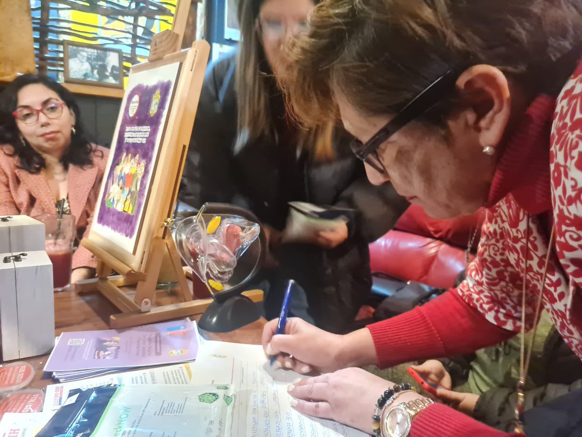 SernamEGLosLago's tweet photo. 💜Con el equipo del Programa Mujer Derechos Sexuales y Reproductivos y Oficina de la Mujer  de #Quellon en entrega de autotest VIH a jóvenes en pub la taberna de nos. 
#HablemosDeVIH

📲FONOSIDA 800 378 800 https://t.co/h39qtd8kOV