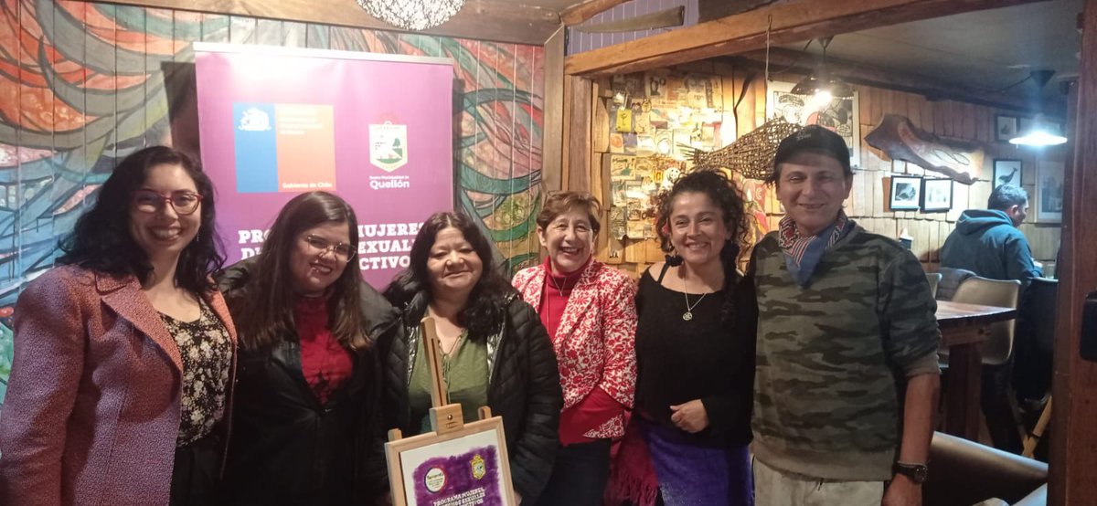 SernamEGLosLago's tweet photo. 💜Con el equipo del Programa Mujer Derechos Sexuales y Reproductivos y Oficina de la Mujer  de #Quellon en entrega de autotest VIH a jóvenes en pub la taberna de nos. 
#HablemosDeVIH

📲FONOSIDA 800 378 800 https://t.co/h39qtd8kOV