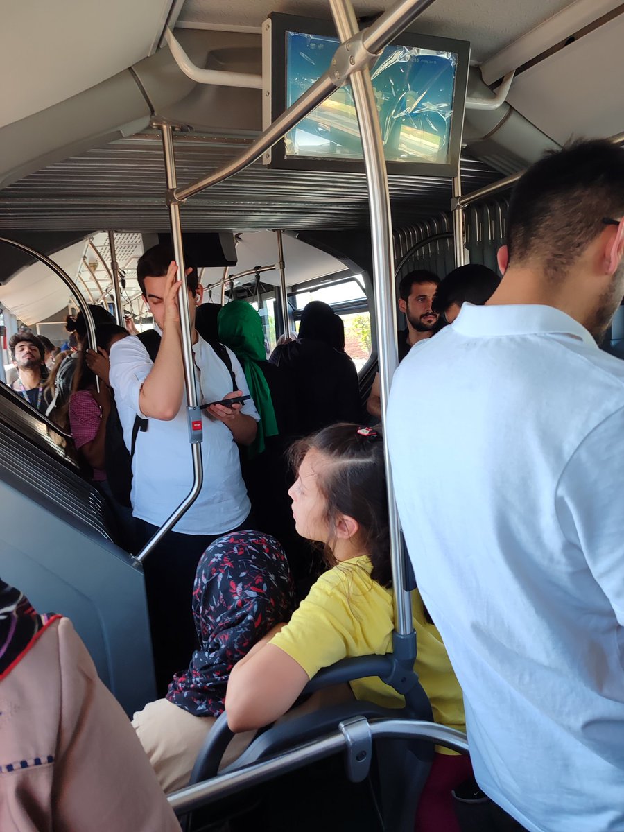 Yaz mevsiminin 50 derece sıcaklıkları aştığı şanlıurfa'da sıcaklıklar etkisini göstermeye başladı, harran üniversitesi 90 durağında otobüs beklemek gerçekten çok zor, durağa bir gölgelik yapılamaz mı? Aynı zamanda otobüslerin hiç birinde klimalar çalışmıyor. <a href="/sanliurfabld/">Şanlıurfa Büyükşehir 🇹🇷</a>