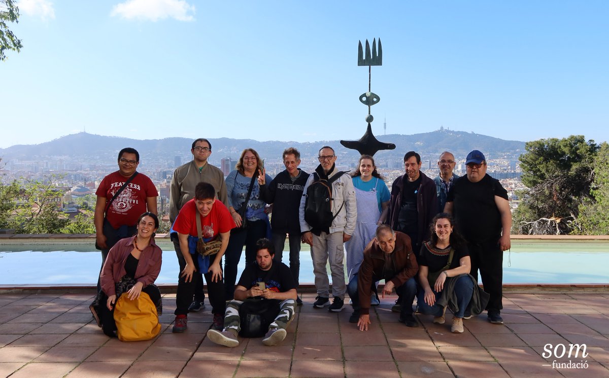 🎨 La colla #SomCompanys ha descobert l'edifici de la @fundaciomiro a través d'un recorregut sensorial adaptat. Una experiència fantàstica facilitada per @apropacultura! 🤹‍♀️ Som Companys és el grup d'oci inclusiu de les persones a qui donem suport. 👉 somfundacio.org/que-fem/som-co…