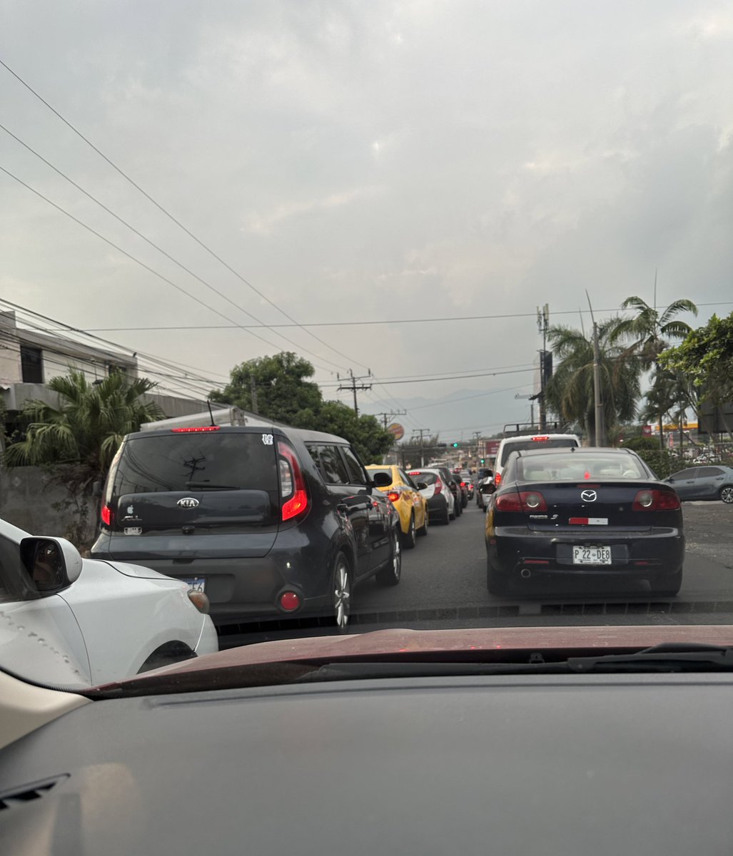 Enrique52_'s tweet photo. Llevo años viendo que esto es así en la Calle Gabriela Mistral, en lo que llevo jamás he visto a un tan solo agente de @PNCSV de tránsito y mejor ahora un gestor de @VMTElSalvador ¿cuando señores? Doble línea en varios semáforos de una solo carril https://t.co/FTAbKuGxAd