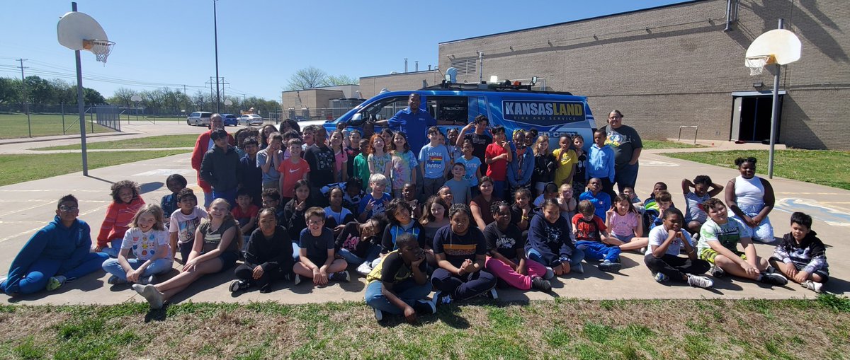 STORM TRACKER SHOUTOUT: Overnight storms and wicked winds did not keep students at @GammonUSD259 from getting a visit from #StormTracker3. #SchoolVisit @WichitaUSD259 #kswx @KSNNews @KSNStormTrack3 ksn.com/weather/