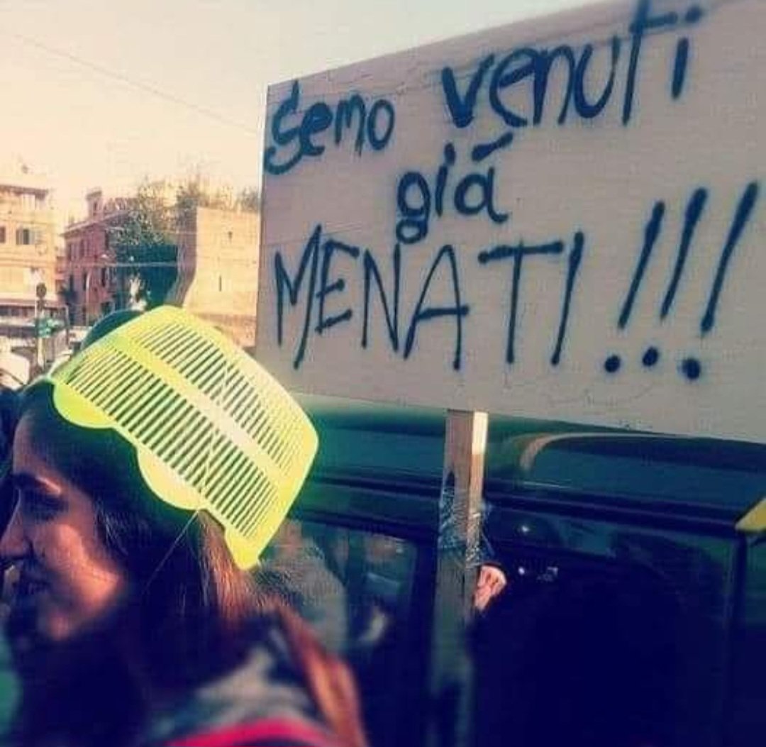 Il Governo dei manganelli contro gli studenti inermi e indifesi.
#Regime_fascista 
#Piantedosi_torna_a_fare_il_domestico_di_casa_Salvini