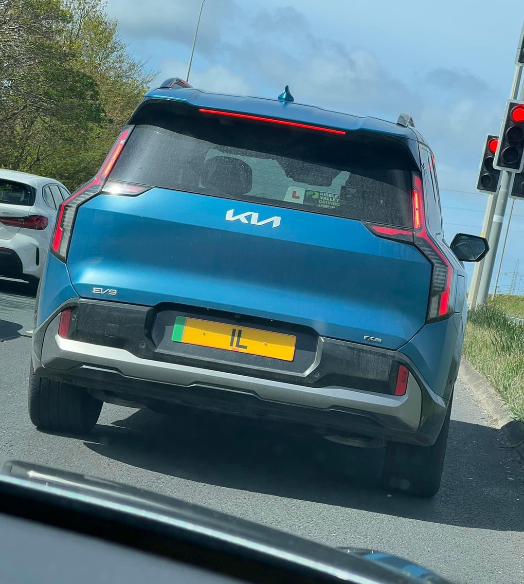 ListerLawrence's tweet image. Kia EV9 with £750k number plate. 🤯