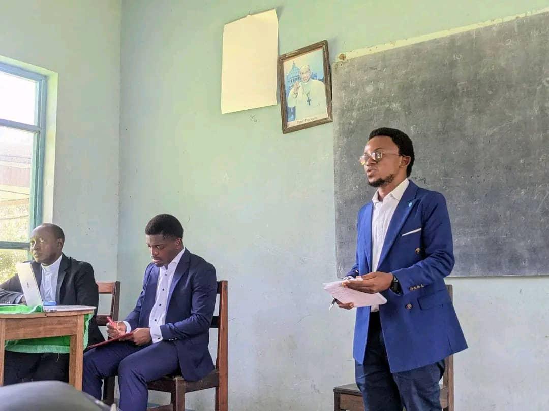 GMukulangando's tweet photo. C'est fait👊
L'on a vécu les moments merveilleux ds notre alma mater #PS MANDOMBE
📑Messe, conférence, repas, cadeau, match et danse étaient au rendez-vous
Merci à ts et surtout au Pr. Jean Faustin B.
Revoyez la conférence 👇
https://t.co/rzIZ1PHvp0
#SYNEMA
#URGENCE https://t.co/HTmpsS5ULp