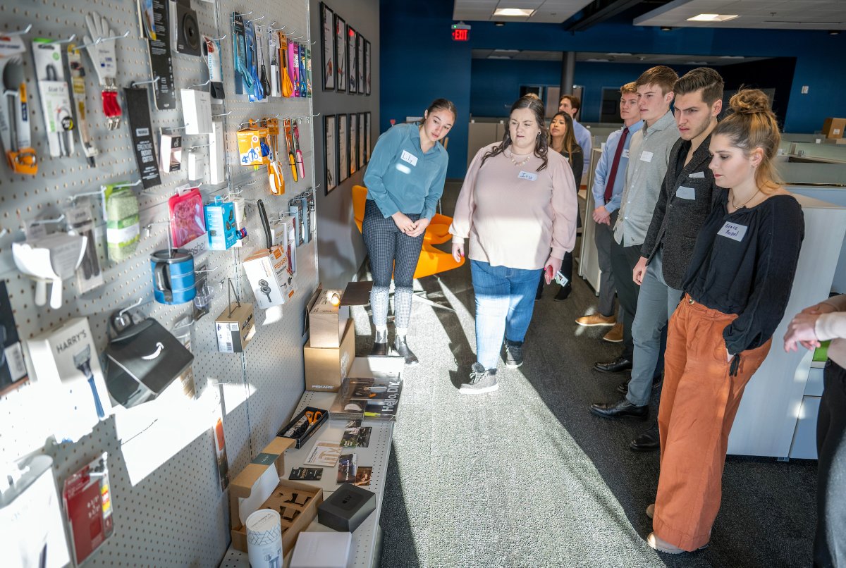WSB undergraduate students visit Fiskars HQ for a learning opportunity and tour. They hear from employees, build skills and confidence, and gain access to career opportunities like internships and full-time offers. Support #DayoftheBadger! dayofthebadger.org/campaign/busin…