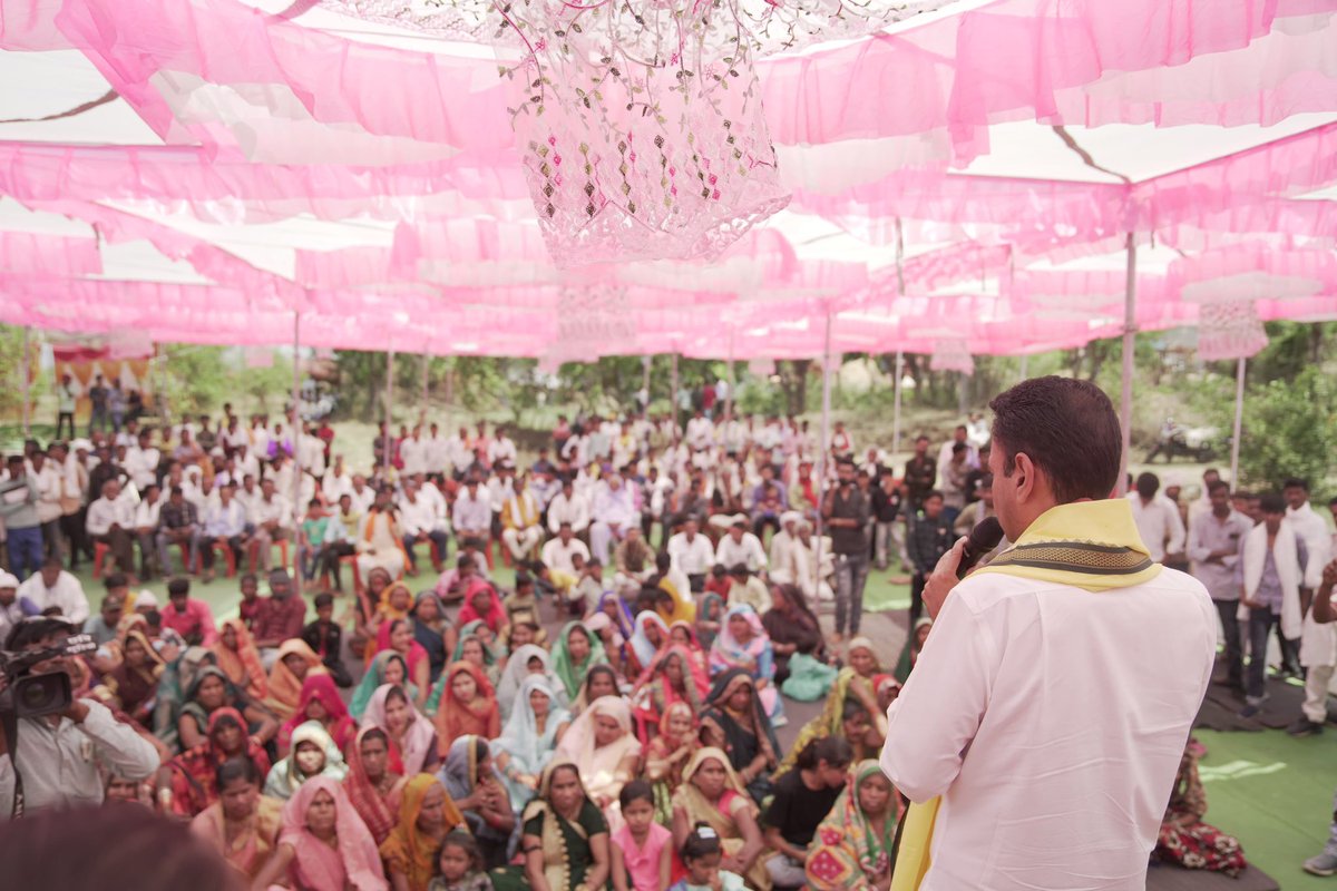आज जामई जुन्नारदेव विधानसभा के ग्राम खमतारा पहुँचकर शादी समारोह में शामिल हुआ एवम् जनता को संबोधित किया । “जय कांग्रेस, विजयी कांग्रेस”