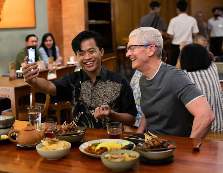 halimkas's tweet image. .@Apple announces ##Indonesia academy as. .@tim_cook meets Jokowi.  

The #Apple Developer #Academy in #Bali would be the company’s fourth in Indonesia, with the #news coming amid #CEO Cook’s trip to #SouthEastAsia. #TechnologyNews #TechNews