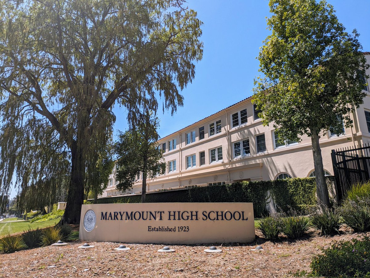 Our PI @roberta_mock of @RHULDrama visited Marymount High School in Los Angeles last week to discuss Theatre & Climate Action - including @BroadwayGreen, Theatre Green Book, Katie Mitchell, @TheRSC & @CultureDeclares. Thank you to staff and students for the warm welcome! 💚♻️☀️