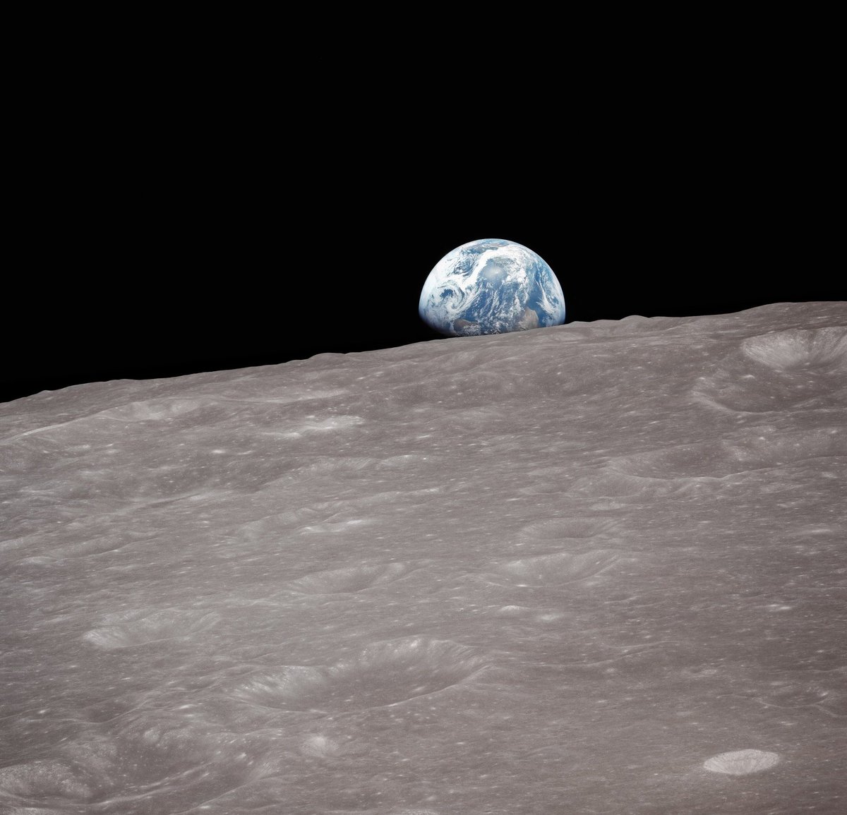 "Earthrise" filmed by the Apollo 8 crew during a flyby of the Moon 🌎