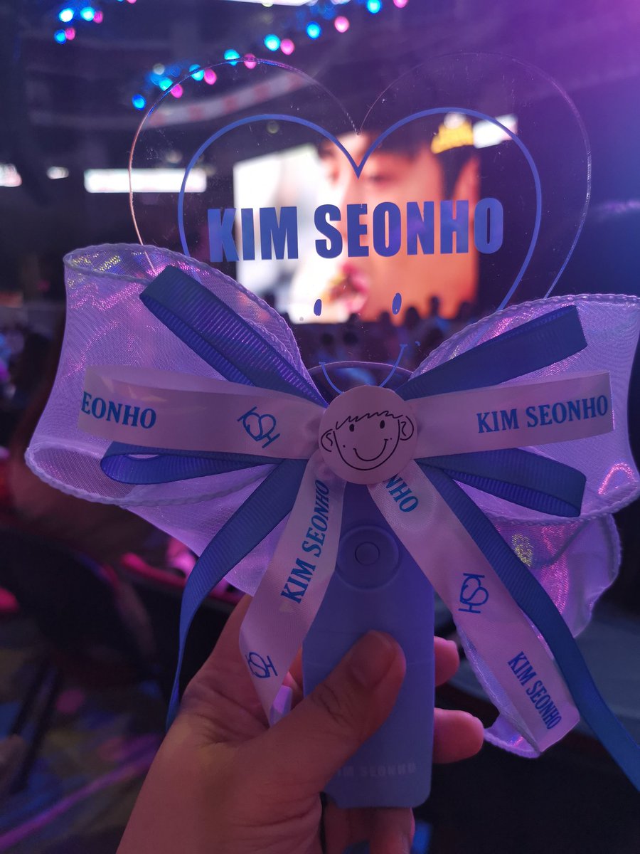 solid_seonhokim's tweet photo. my first with the official LS. Thanks to the kind shhd who made pasabuy in SG last yr. Kudos to @_dawn_a_ for the very beautiful ribbon. Thank you for helping me decorate my LS. ๐๐๐
#KIMSEONHO #๊น์ ํธ #2024KIMSEONHOASIATOURinMANILA #ColorFull_in_MANILA #UFCFunChow #UFCxKSH https://t.co/55IxApKgRh