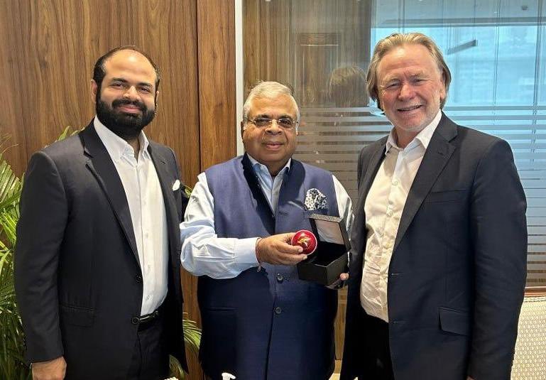 Such a pleasure to meet Ashok Hinduja & Shom Hinduja today, hear about the remarkable journey of their family’s company and compare notes on how we can work together in the future. I see great prospects for synergies in sectors like #EVs, roof top #solar & biz processes. #Hinduja