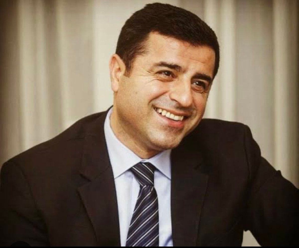 “Herhangi bir söz talebim yok. Tüm arkadaşların özgürlüğünü talep ediyorum.”#SelahattinDemirtaş

#SelahattinDemirtaşaÖzgürlük
#HDPYargılıyor