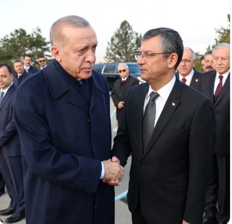 arif5060's tweet photo. Hangi YÜZLE❗😂😂😂
#SONDAKİKA 
CHP Lideri Özgür Özel, Cumhurbaşkanı Erdoğan ile yüz yüze görüşecek.
Recep Tayyip Erdoğan
@RTErdogan @eczozgurozel https://t.co/9Nuvbe6eqD