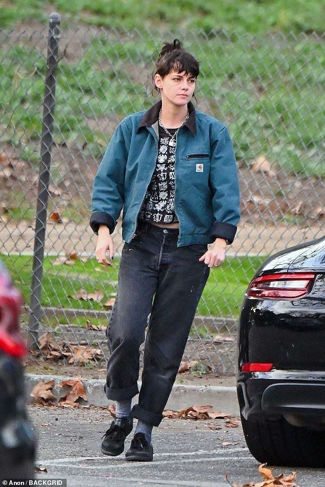 tracbone's tweet photo. @nur1_4 I bought a vintage teal jacket because of this photo https://t.co/eUMu9jwVYX