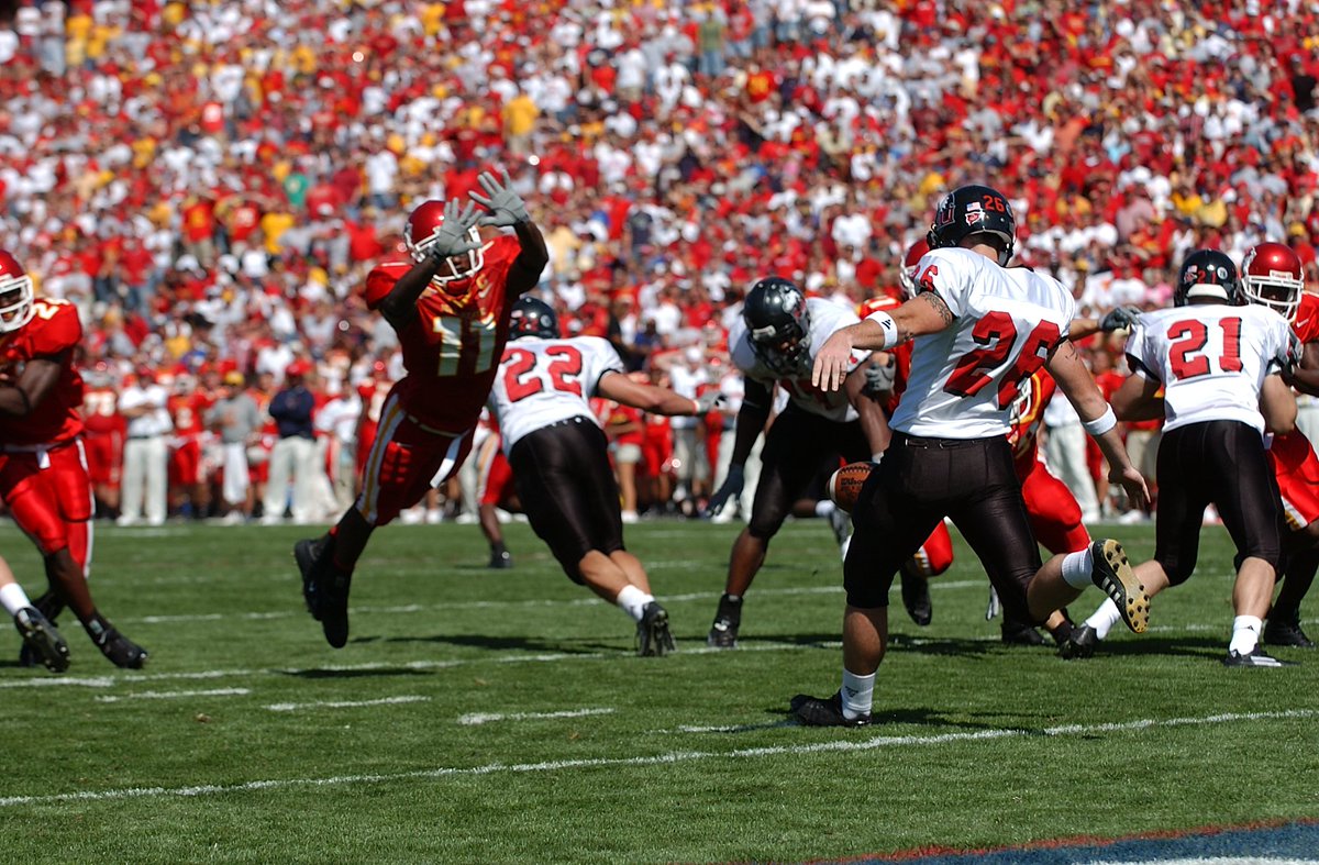 All-Big 12 corner @EllisHobbs lays out to block a punt against Northern Illinois in 2004. Down 34-20 at the time, Hobbs' block spearheaded a 28-0 Cyclone run in a 48-41 victory. #JTS50 #CyclONEnation