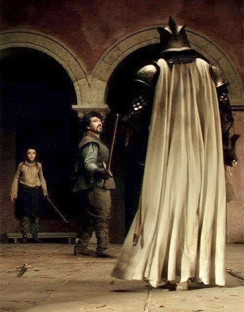 —Arya Stark —llamó el caballero—. Ven con nosotros, niña. —¿Qué queréis? —Arya se mordisqueó el labio, insegura. —Tu padre te manda llamar. Arya dio un paso hacia adelante, pero Syrio Forel la sujetó por el brazo. —¿Y cómo es que Lord