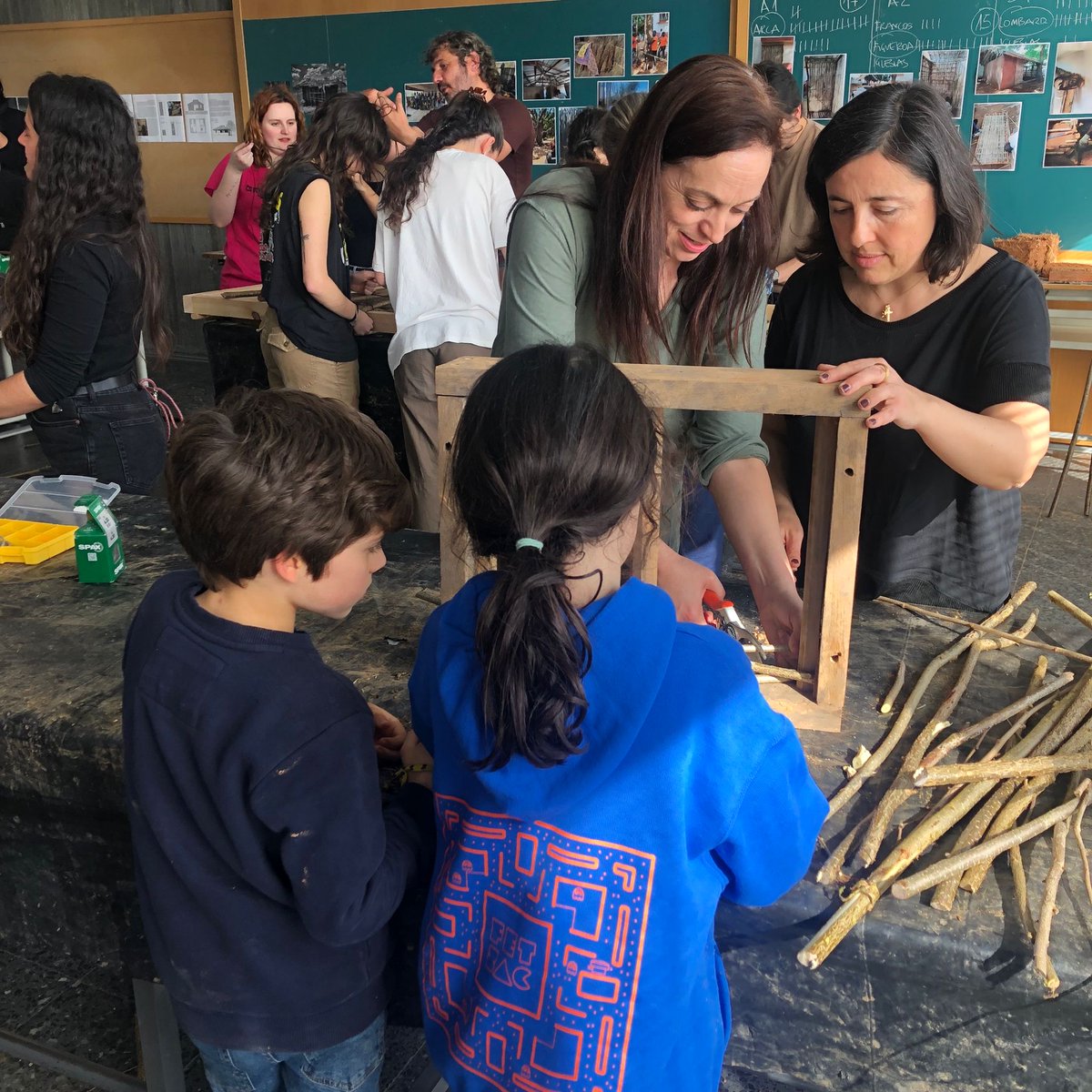 A semana pasada houbo obradoiro de #Bioconstruccion na @fetsac @etsac_udc, formando parte das iniciativas apoiadas polo proxecto que desenvolvemos con @artigo9tech @ASF_Galicia, neste caso co grupo da PDI Patricia Muñiz. 
Tecnoloxía para o ben común na universidade #ESFnaUni