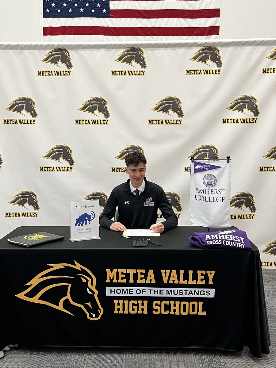 MVMensXCTF's tweet image. 4 athletes associated with our program are heading to the next level to continue their athletic journey. Congrats to @LVlerah @austinxctf @Christian07lee @ @DanielTpere! 👏🏽👏🏽👏🏽👏🏽
🖤💛💪🏽 @MeteaAthletics @MeteaBoosters @meteavalley @MeteaXCTrack