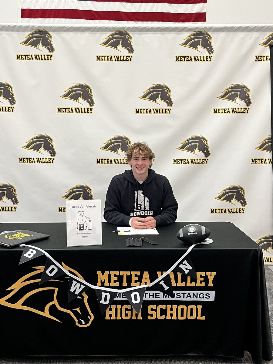 MVMensXCTF's tweet image. 4 athletes associated with our program are heading to the next level to continue their athletic journey. Congrats to @LVlerah @austinxctf @Christian07lee @ @DanielTpere! 👏🏽👏🏽👏🏽👏🏽
🖤💛💪🏽 @MeteaAthletics @MeteaBoosters @meteavalley @MeteaXCTrack