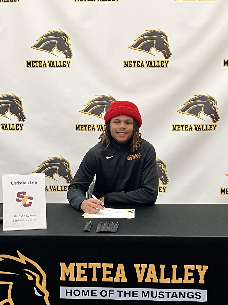 MVMensXCTF's tweet image. 4 athletes associated with our program are heading to the next level to continue their athletic journey. Congrats to @LVlerah @austinxctf @Christian07lee @ @DanielTpere! 👏🏽👏🏽👏🏽👏🏽
🖤💛💪🏽 @MeteaAthletics @MeteaBoosters @meteavalley @MeteaXCTrack