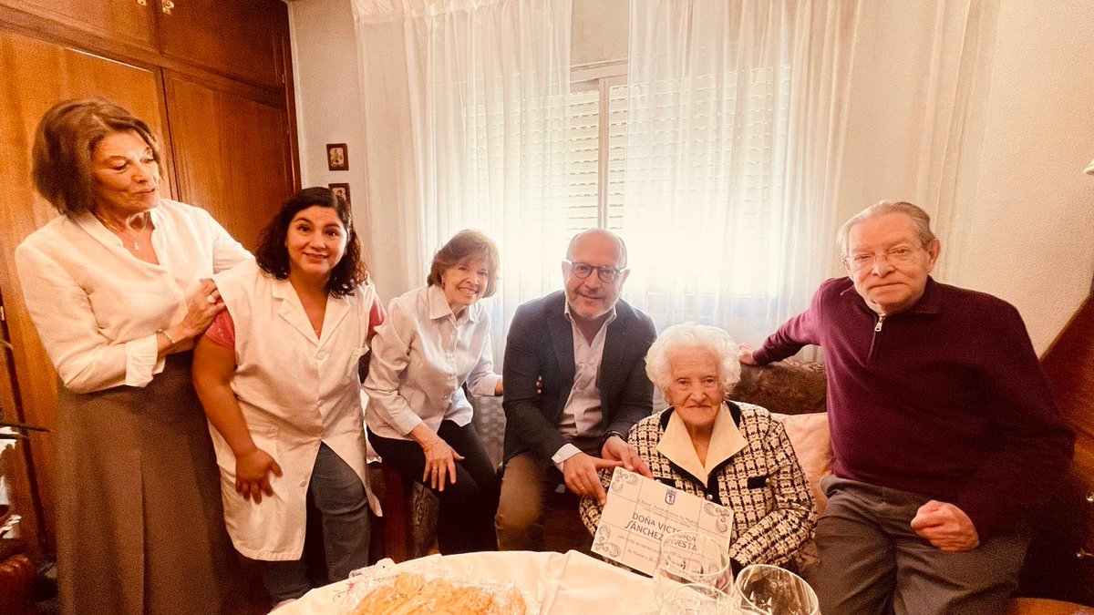 Emocionado al felicitar a Victoria que ha cumplido 103 años y a la que le deseo que cumpla muchos más con tanto cariño de su familia y buena salud ❤️