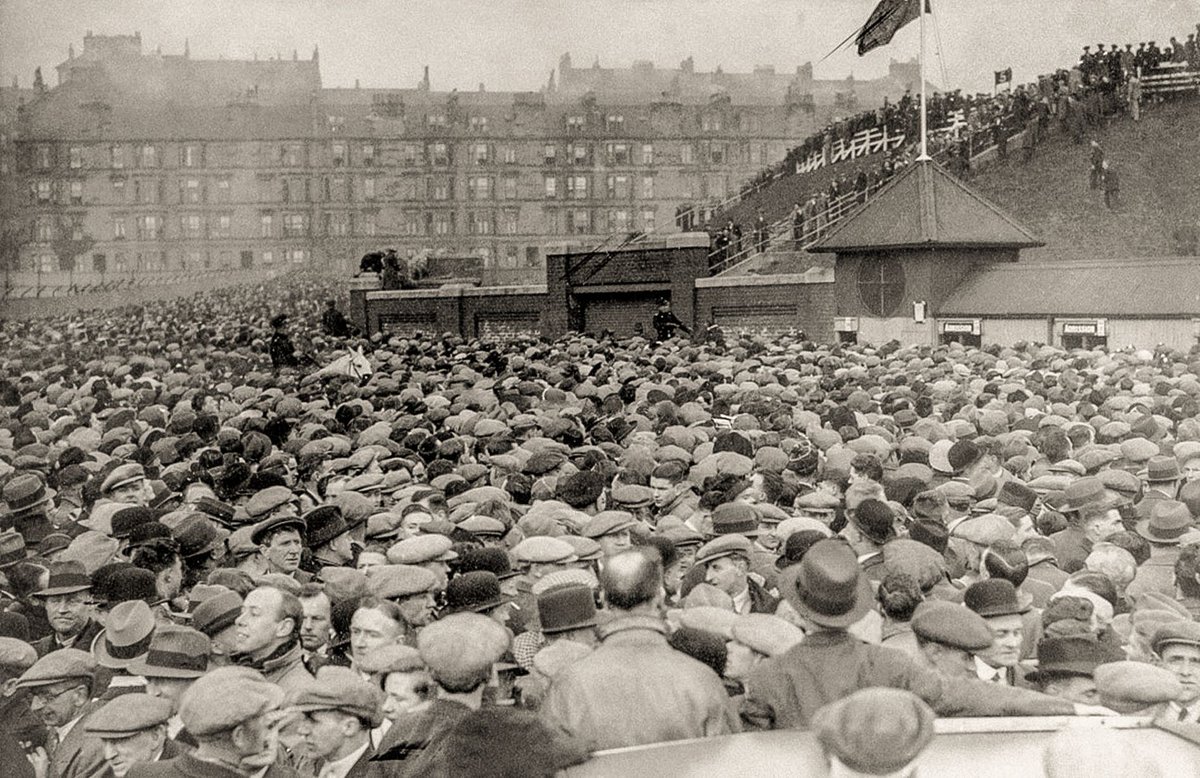 On this day in 1937: the first all-ticketed Scotland match at Hampden attracted an attendance of 149,415 - the all-time European record for a football match. Scotland beat England 3-1 🏴󠁧󠁢󠁳󠁣󠁴󠁿 Never seen so many bunnets in one place!