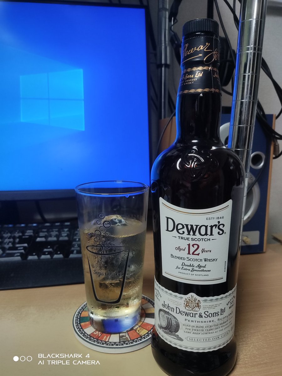 せるじおさんに続け、デュワーズ12年をHBにて、香りは余り立ちませんが、風味として蜂蜜と樽由来のレーズン感はしっかり漂いますね。ホワイトラベルから、より甘く華やかになる印象とコスパ面からみても秀逸なボトルですよね😊🥃♥️✨