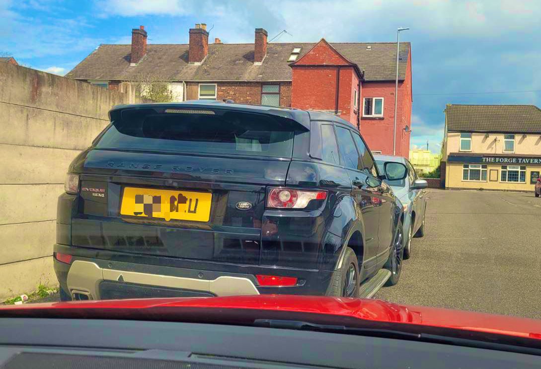 Out on patrol when we noticed a very strange & very wonky looking ‘U’ on the back of this Evoque.

We’ve seen better drawing by  primary school children than this attempt to clone a plate 🫣

Any way, #Stolen yesterday @WMPolice and found by us today ✅ 

#StaffsRPU #OpBormus
