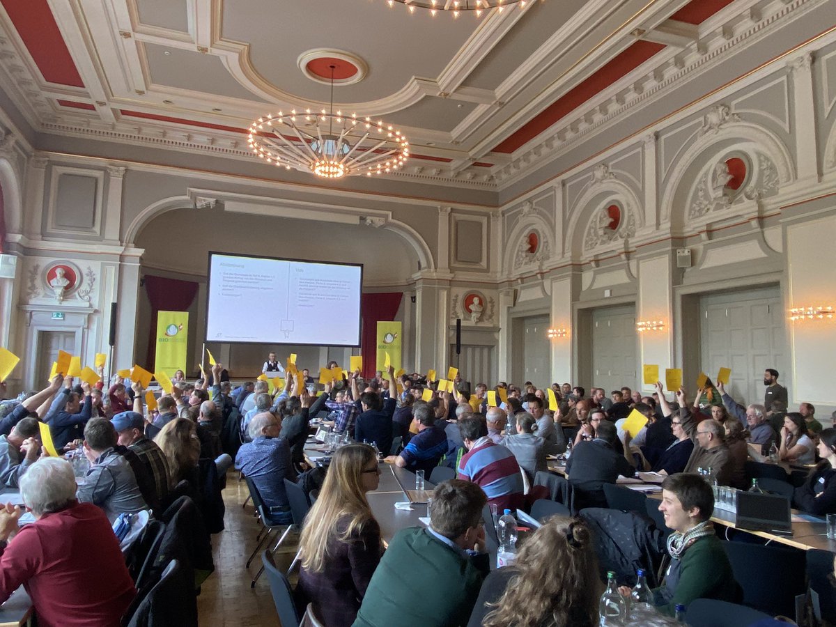 Toujours 100% 🇨🇭: <a href="/SuisseBio/">Bio Suisse</a> reste dans l'alimentation des ruminants avec un approvisionnement entièrement indigène et bourgeon. Une proposition en provenance des Grisons et de Suisse romande visant à reautoriser 10% d'importations a été rejetée par les délégués (36 oui, 53 non).