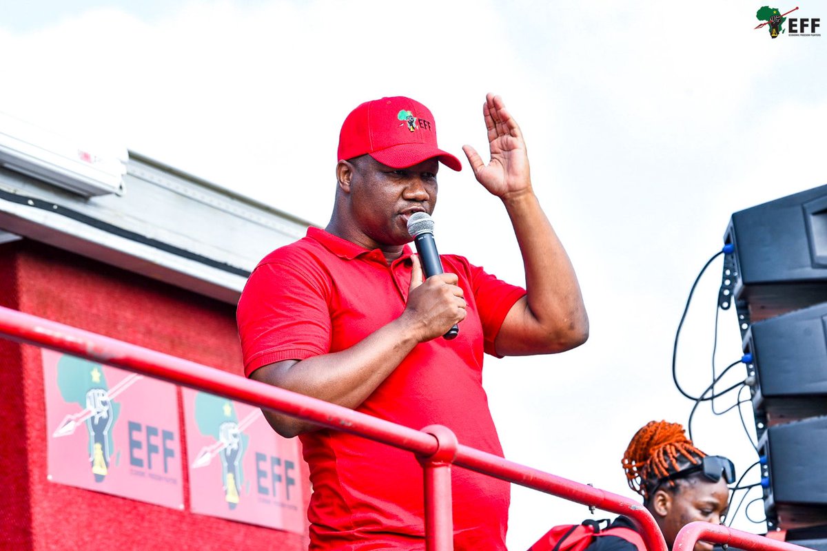 EFFKZN's tweet photo. ♦️In Pictures♦️

EFF SG @DlaminiMarshall addressing a community meeting at Thambo Ville, Umsunduzi, Ward 38 ahead of the load shedding March.

SG emphasized the fact that community members must take action and go out in their numbers to vote for the EFF.

#MalemaForSAPresident https://t.co/ghEnVdgOVS