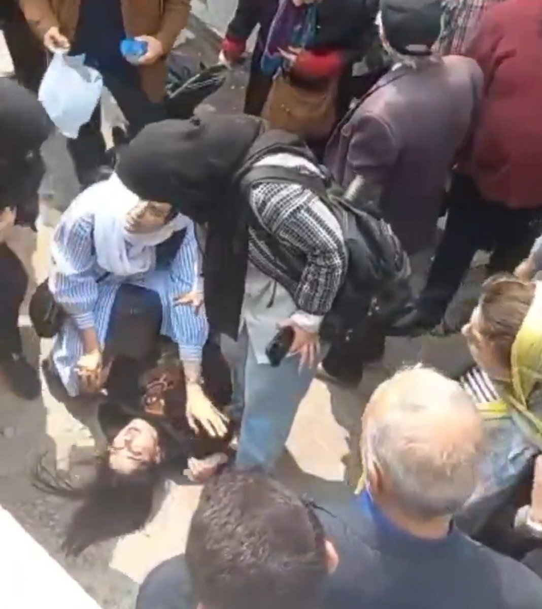 دختران ما هر روز  در جنگ هستن...
مترو تجریش / امروز.

پ.ن : دختر به بیمارستان منتقل شد.
#گشت_کشتار