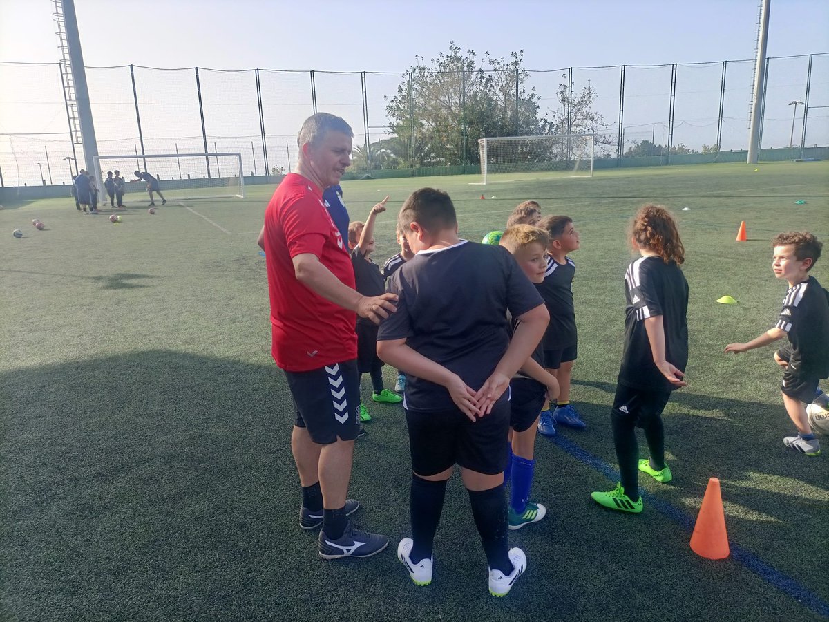 Nueva sesión del proyecto '+ Base' ⚪🔵💪.

120 futbolistas del <a href="/AtleVictoria/">Atlético Victoria</a>, entre las edades Prebenjamín y Cadete, pudieron disfrutar de una sesión dirigida por cuerpos técnicos de la #FundaciónCDT 🙌.

<a href="/CDTOficial/">CD Tenerife 🏴󠁧󠁢󠁳󠁣󠁴󠁿</a> <a href="/CdtCantera/">CanteraCDT 🏴󠁧󠁢󠁳󠁣󠁴󠁿</a> #YoSoyElTenerife