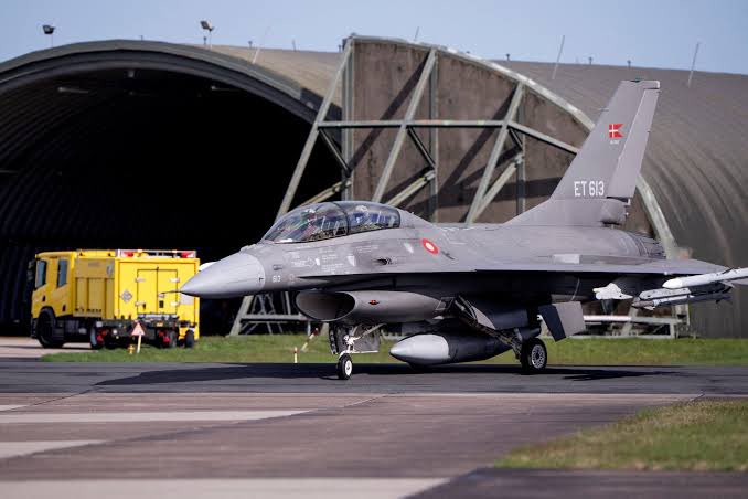 Arjantin, Danimarka'dan 40 yıllık F-16 savaş uçaklarının 24'ünü 300 milyon dolara satın aldı. Danimarka yeni F-35 uçakları alacak. Türkiye ise ABD’den 40 adet yeni F-16 satın alınması ve elindeki 79 uçağı yenileme karşılığı 23 milyar dolara anlaşmıştı.