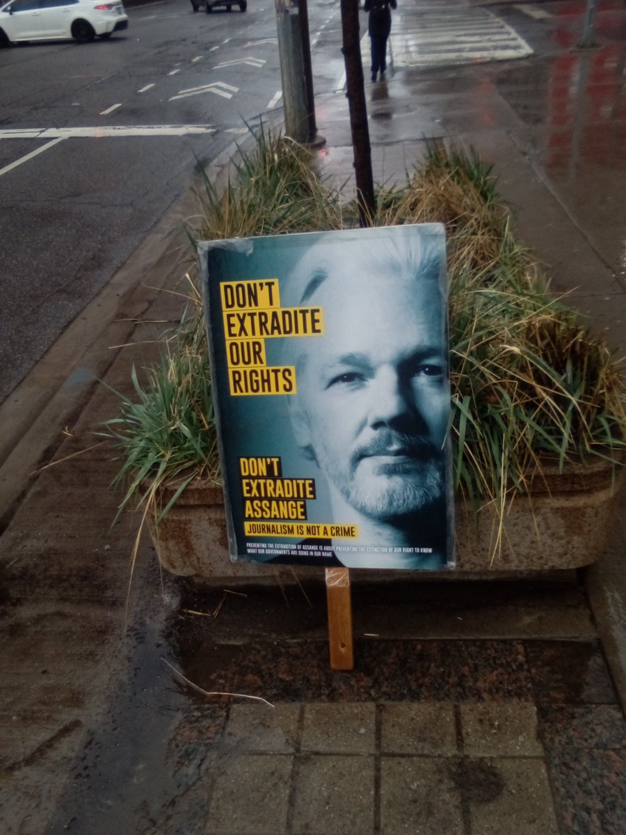 Sort notice and a bit rainy, but will be out in front of the US consulate (#Toronto) at noon for an hour or so, to protest their phony 'assurances' in the #Assange case. We don't need 'assurances' from a perfidious warmongering government, we need you to let him go. #FreeAssange