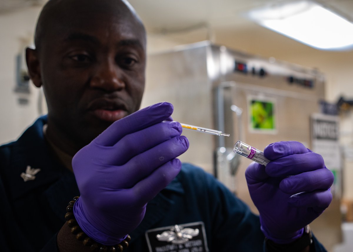 Medical Readiness = Mission Readiness  ⛑️🩺🩻💉 Hospital Corpsman 2nd Class (HM2) Booker Metzger and HM2 Danny Baker aboard USS New York (LPD 21) conduct medical laboratory training. 📸: MC2 Jesse Turner #SurfaceForceHealth #Medical #NavyMedical #USN #USSNewYork #NavyTraining