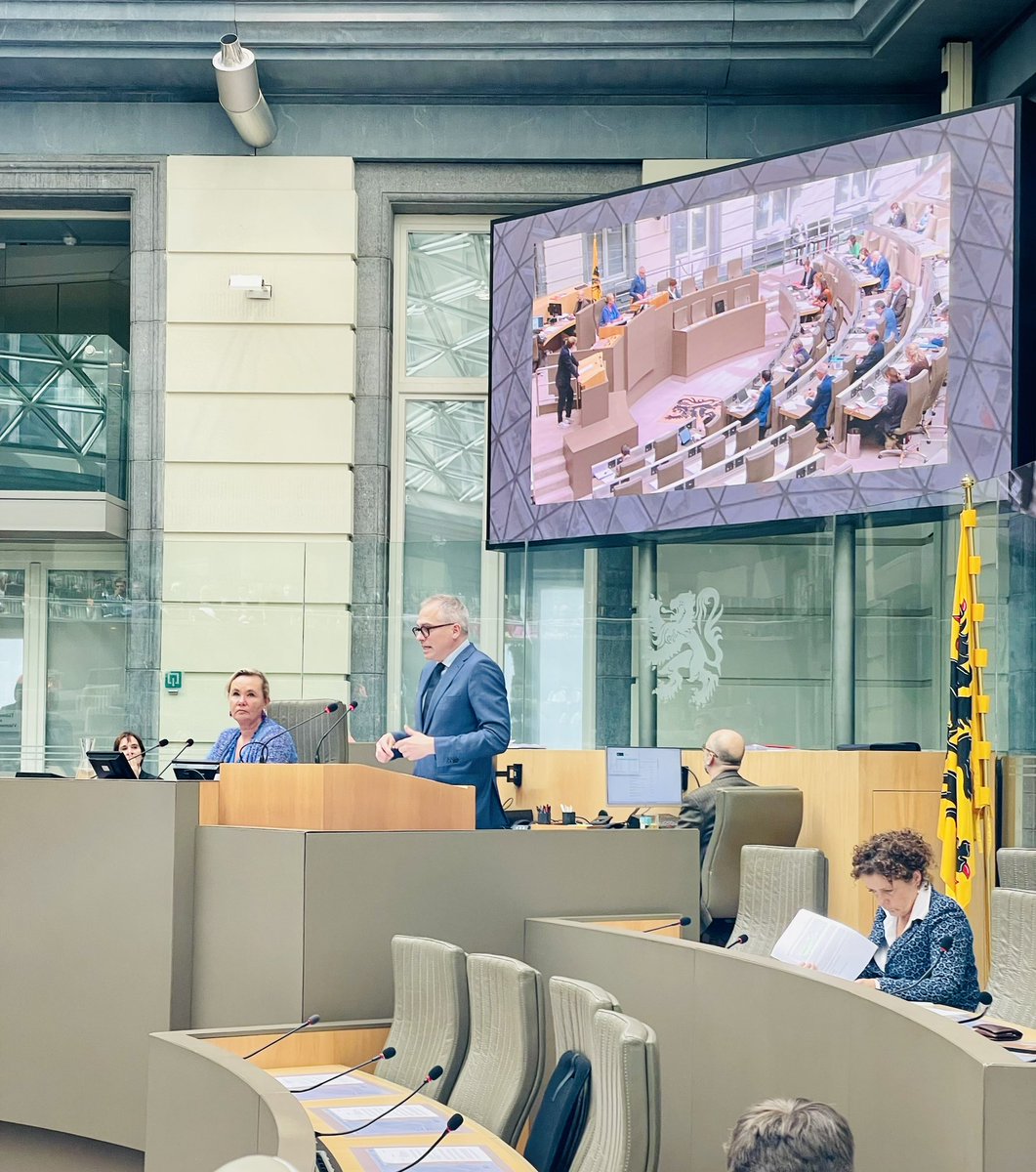 Grote bezorgdheid vandaag in het #vlaamsparlement over de vele problemen op de private huurmarkt - beschimmelde badkamers, kapotte terrassen, te dure huur - maar volgens minister @MDiependaele zijn er geen nieuwe maatregelen nodig voor de private huurmarkt. 🤯