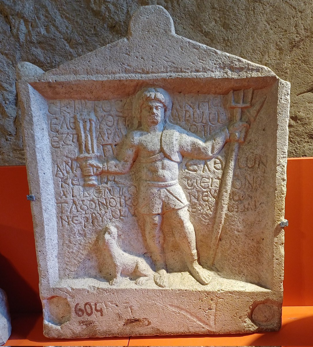 #ReliefWednesday Stela of retiarius Skyrtos ' the Dacian', a free man who became a gladiator and won six fights before his fatal defeat. You can see it until April 21st at the Baths of Diocletian for the Dacia exhibition. Tomis (Constanța), Romania, 2nd/3rd century AD.