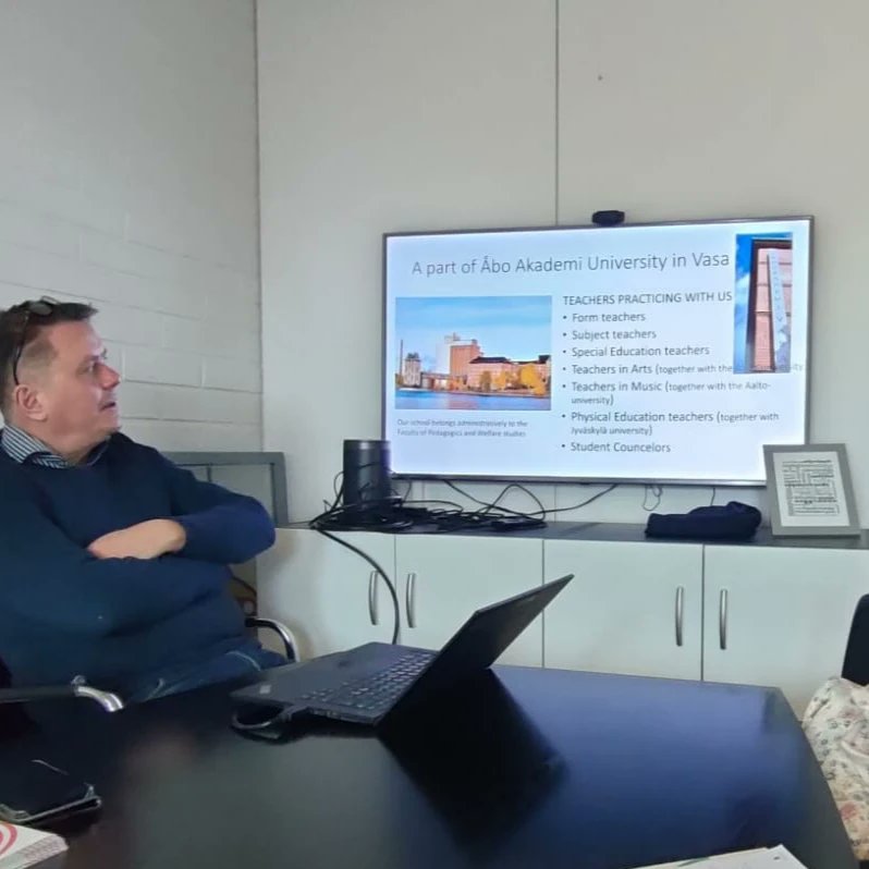 erasmusplusmon1's tweet photo. Nuestras compañeras Eva y Mirian han estado reunidas con el director del centro, asistiendo a diferentes clases de inglés y matemáticas respectivamente, y a una asamblea del director con los alumnos de 8° curso. Finalmente, han charlado con la profesora de educación especial. https://t.co/zzi0qNOYw0