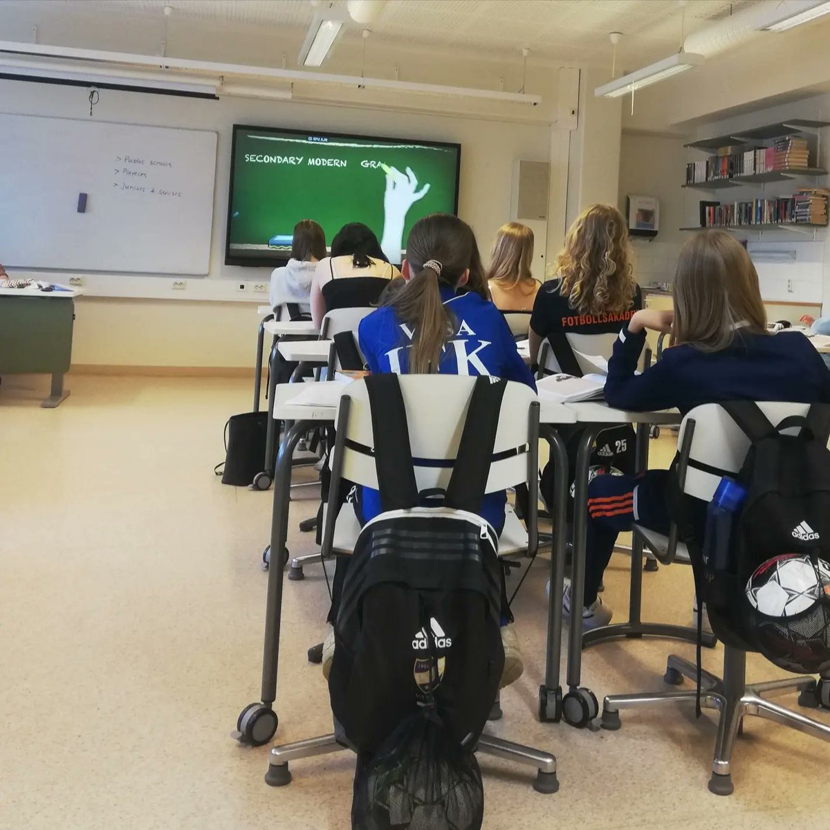 erasmusplusmon1's tweet photo. Nuestras compañeras Eva y Mirian han estado reunidas con el director del centro, asistiendo a diferentes clases de inglés y matemáticas respectivamente, y a una asamblea del director con los alumnos de 8° curso. Finalmente, han charlado con la profesora de educación especial. https://t.co/zzi0qNOYw0