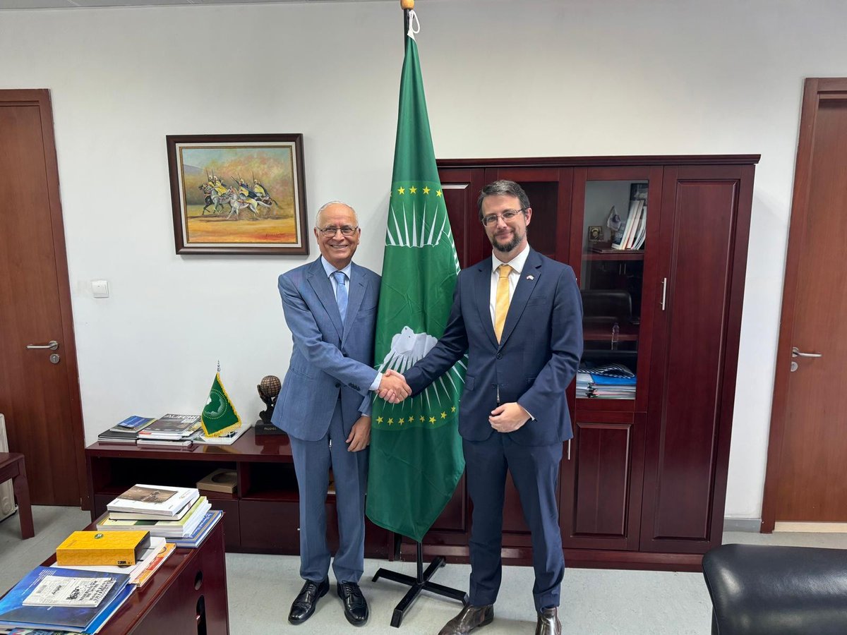 🇬🇧 UK Office to the AU is delighted to introduce our new #AU Ambassador and Deputy Perm Rep @AdamDrury to Addis 🌍 Our thanks to H.E @he_belhocine for welcoming Adam to the @_AfricanUnion to discuss the Year of #Education and our shared priorities to bring about #Agenda2063 🧑🏾‍🎓👩🏾‍🎓